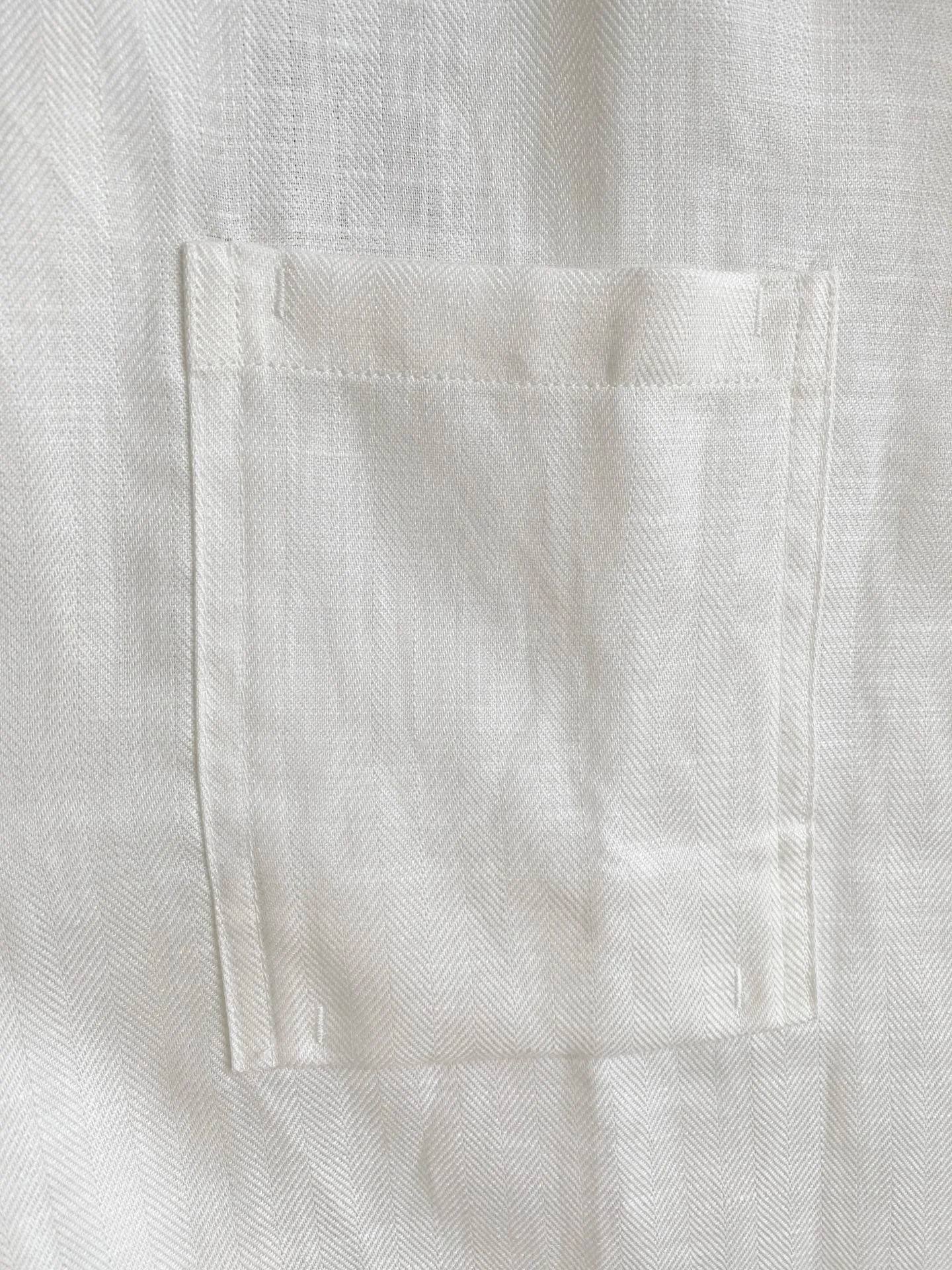 Loro Piana selects Tencel linen fabric, which is soft and breathable to the touch and has a rustic and natural texture. The stand-up collar has a loose fit, making it easy to wear without being restrictive, and the pockets are designed to be practical and attractive. The new Chinese simple style is low-key and elegant. It is available in two colors. It can be worn for daily leisure or light business with a warm and high-end feel. Sizes:M-4XL